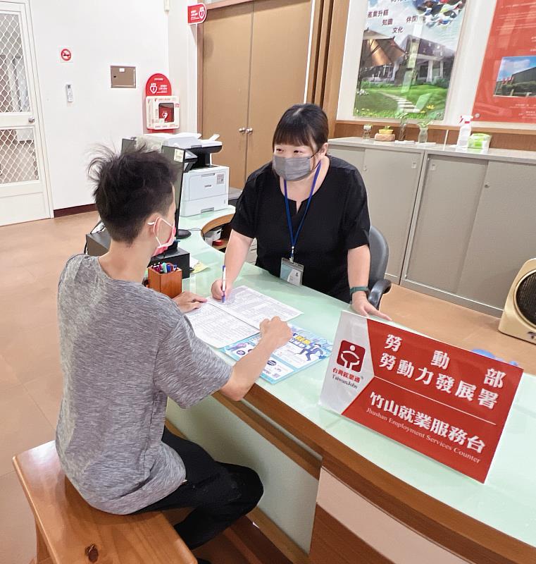 就業服務員向求職青年詳細說明「青年跨域就業津貼」之租屋、交通與搬遷等多項實質補助內容。(示意圖,非個案本人)