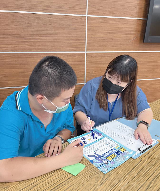就業服務員提供一對一諮詢，細心指導求職青年申請「青年跨域就業津貼」。（示意圖，非個案本人）