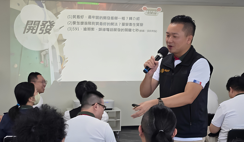 首場大師班課程即多次拿下年度千萬業績、年度服務品質獎,並曾獲選全國金仲獎楷模暨評審團大獎的松江民生店專案執行經理羅新宇擔綱授課。
