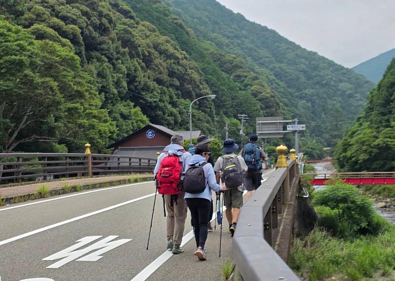 老師們行走熊野古道。