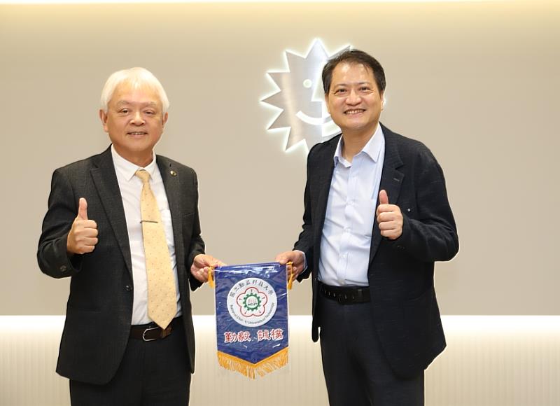 勤益科大陳坤盛校長與日月光副總經理鄭文吉合影。