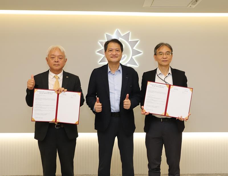 勤益科大與日月光簽署合作意向書。左起:勤益陳坤盛校長、日月光副總經理鄭文吉與日月光人力資源處詹宗穆處長。