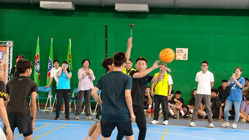 開幕儀式立法院副院長江啟臣率與學生代表共同開球競技。