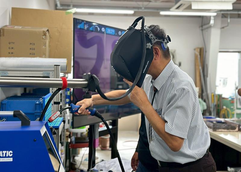 雲科大黃世輝副校長體驗一關工業高等專門學校VR焊接教學系統，深入了解智慧製造人才培育及數位實作教學成果。