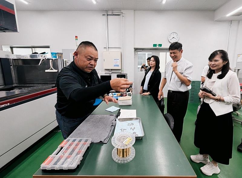 一關工業高等專門學校展示師生金屬加工技術成果，向雲科大考察團介紹精密加工設備及實作教學特色。