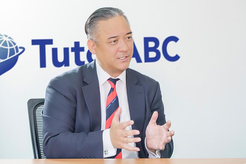 楊順銓談到TutorABC「以頂尖人才、頂尖方式,提供頂尖教育」的承諾,以及教育、企業與政府三方合作,在培育下一代全球領導人才上所能發揮的作用。