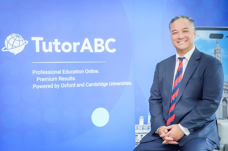 台北市英僑商務協會主席暨 TutorABC聯合董事長兼執行長楊順銓(Samuel Yang, CFA)在訪談中分享了他對教育與領導的看法,以及為什麼他認為投資於人,是一個社會所能做出最值得的投資。他也談到TutorABC「以頂尖人才、頂尖方式,提供頂尖教育」的承諾,以及教育、企業與政府三方合作,在培育下一代全球領導人才上所能發揮的作用。