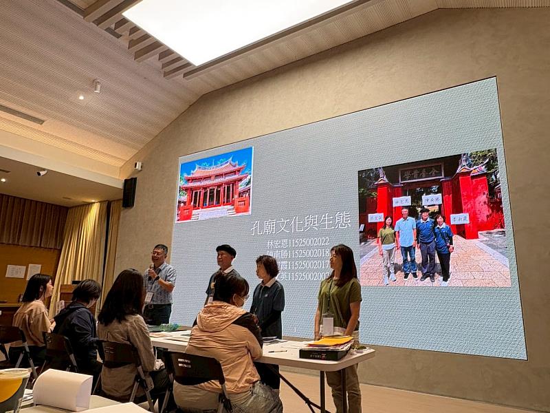 擔任濱海國家風景區志工的留美博士認真展演。