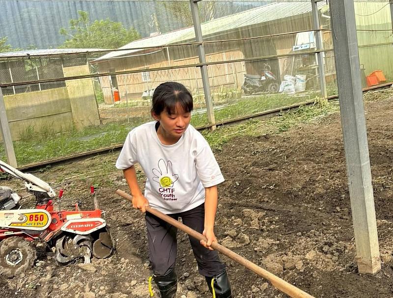暨南國際大學社工系郭芷伶,在苗栗泰安鄉士林村陪伴長輩並協助農務。