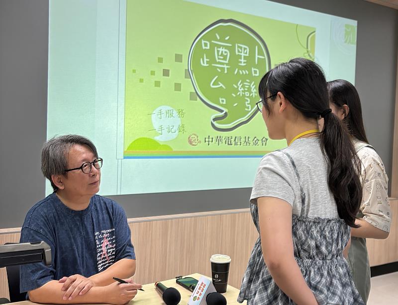 楊力州導演(左1)分享紀錄片的社會影響力。