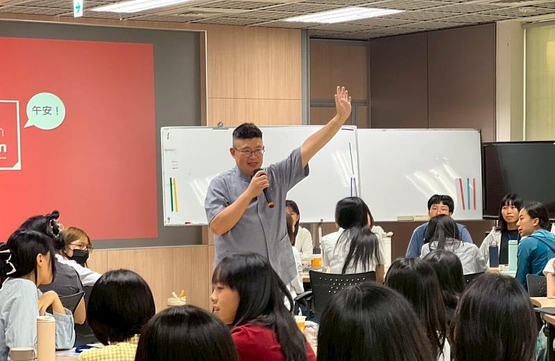 楊振甫博士指導社區服務方案企劃。