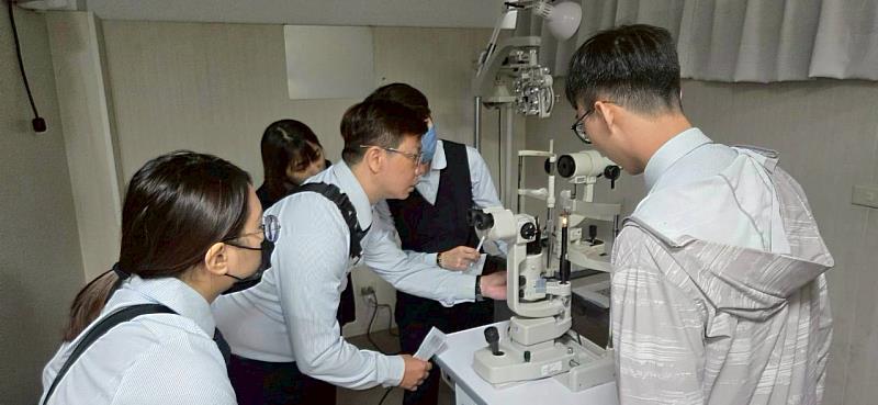 透過裂隙燈操作講解,學員熟悉儀器使用方式,強化臨床檢查基礎。