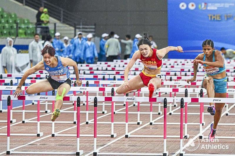 競技系易柏安100跨欄。（照片來自 Asian Athletics）