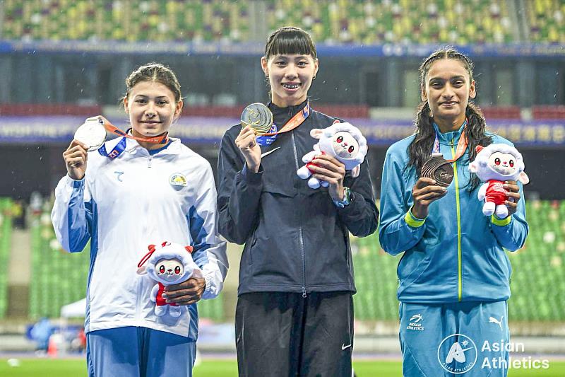 競技碩鍾欣儒金牌頒獎。(照片來自 Asian Athletics)