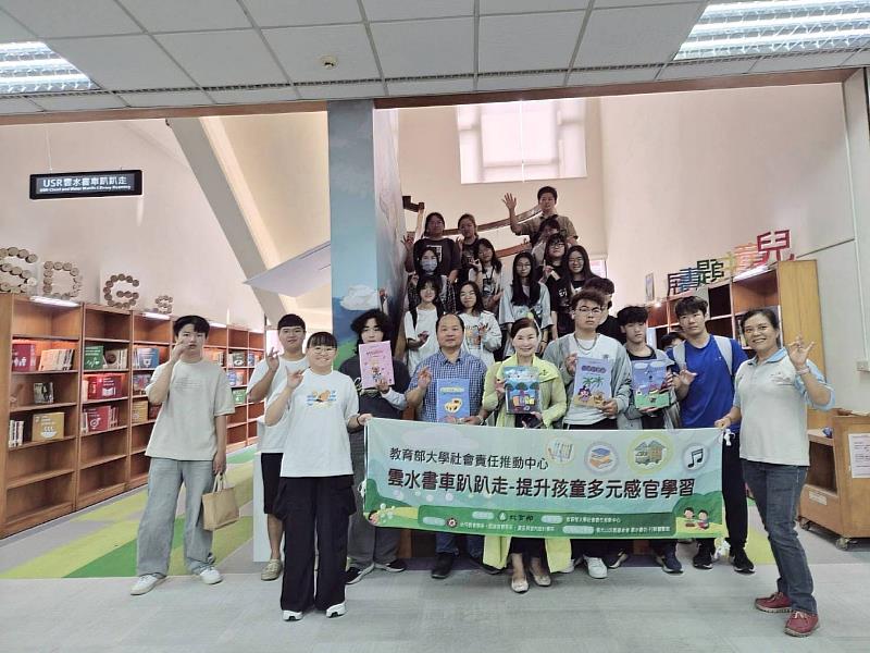 南華大學將AI融入閱讀教育，產品與室內設計系師生合影，共同展示融合數位科技（如 AI、AR、VR）與教學設計的創新教學成果。