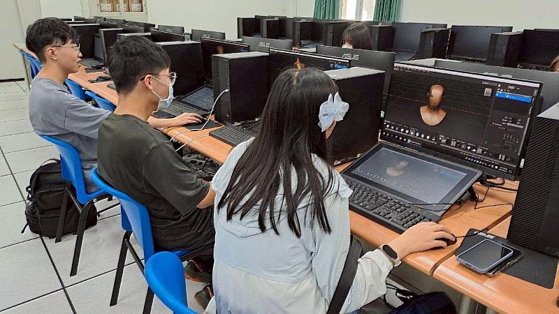 南華大學產品與室內設計學生將學童的繪圖進行 3D 立體模型的數位雕刻與建置。