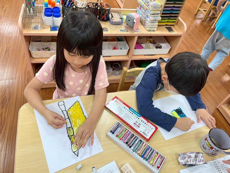 南華大學將AI融入偏鄉閱讀教育,引領學童從閱讀啟發創作,並教導學童製作繪本。
