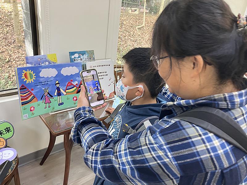 南華大學將AI融入偏鄉閱讀教育，將學童的繪圖製作成AR互動繪本，可透過手機體驗沉浸式閱讀。