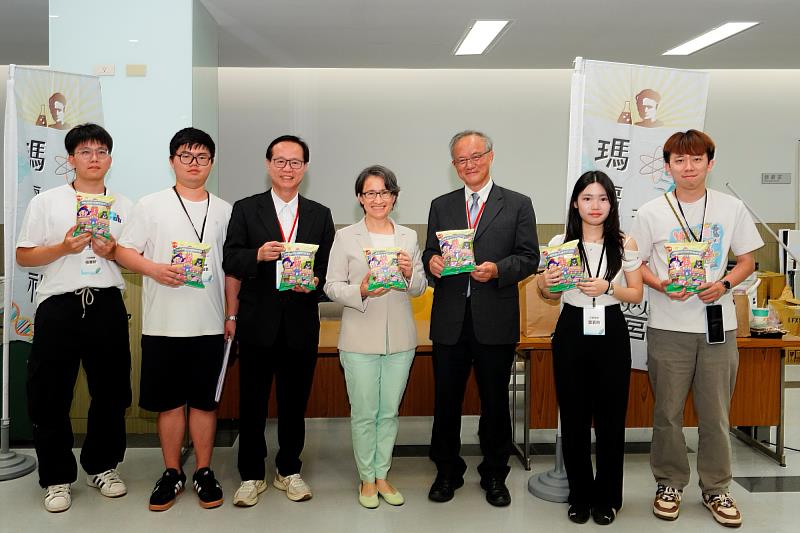 蕭美琴副總統、楊鎮華副校長出席瑪麗居禮科學營開幕式,期勉學員以創新和科學解決問題。(馮文星攝影)