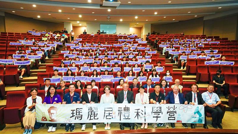 「2026瑪麗居禮科學營開幕式」貴賓與學生合影。(圖片來源:總統府)