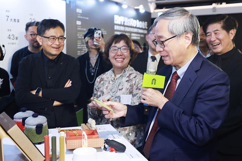 文化部長李遠參觀預告展出商品,特別體驗了每張都會有神明插畫及金句的「神明金句卡」牌卡。