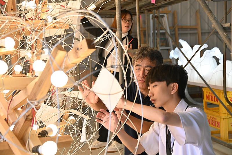 嘉藥師生親自手作體驗將於8月初登場的青森睡魔季大型燈籠展。
