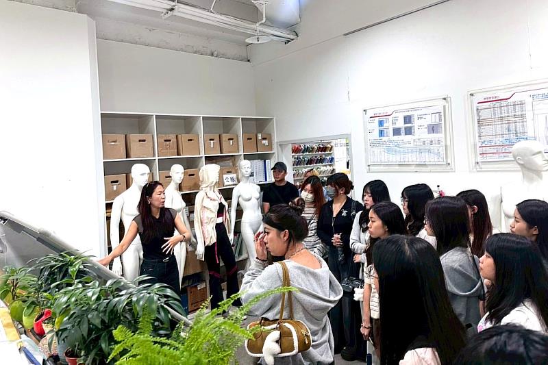 紡織產業拓展會之陳靖琄專員介紹紡拓會機能性服裝設計與製作流程分享。