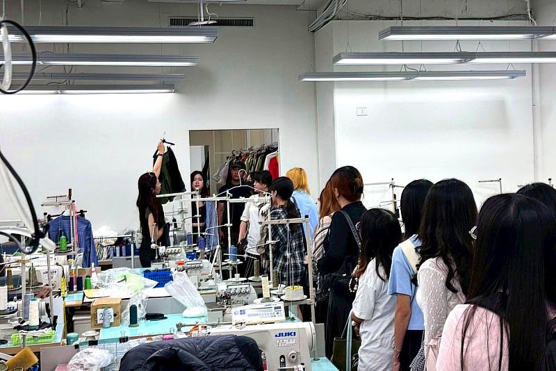 紡織產業拓展會之陳靖琄專員介紹紡拓會機能性服裝設計與製作流程分享。