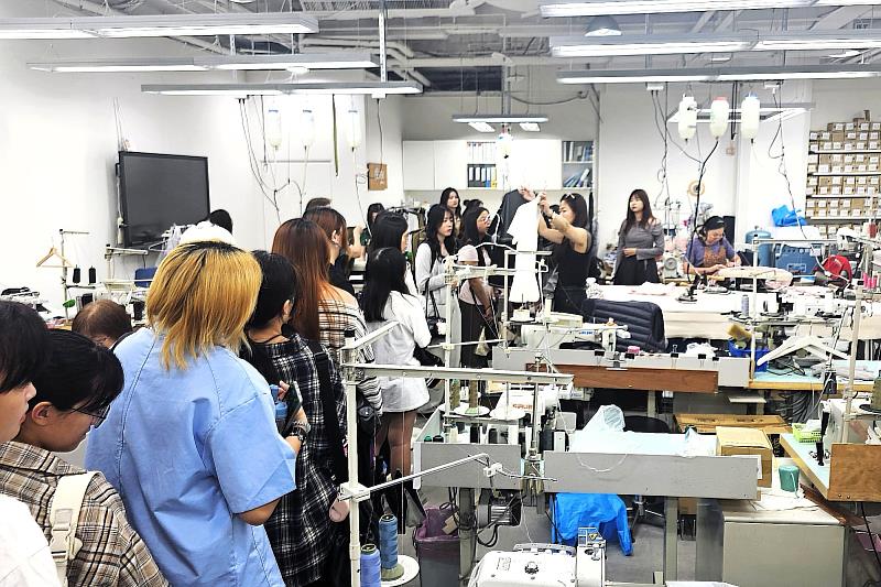 紡織產業拓展會之陳靖琄專員介紹紡拓會機能性服裝設計與製作流程分享。