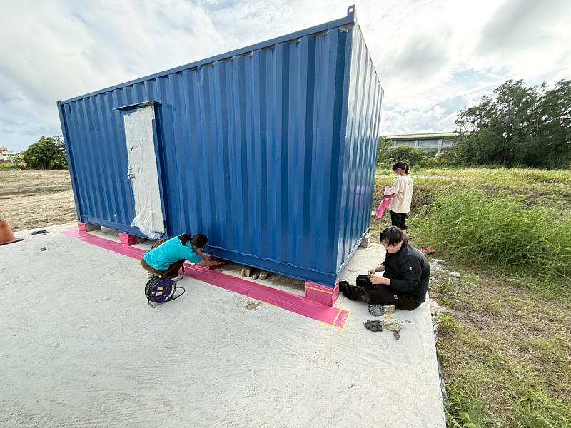 崑大空設系彩繪施工過程。
