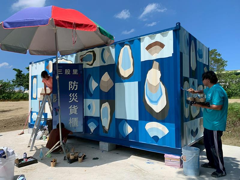 崑大空設系彩繪施工過程。