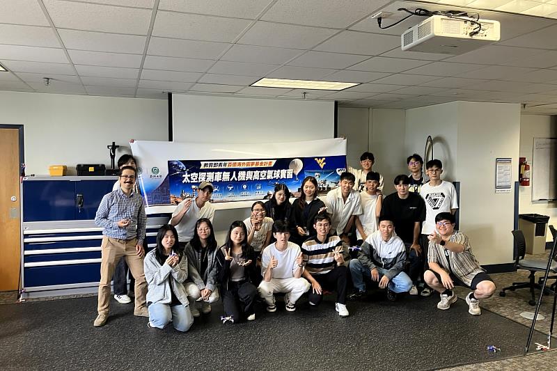 Dr. Dimas Dutra帶領學員Loco定位系統實現Crazyflie的絕對位置控制。