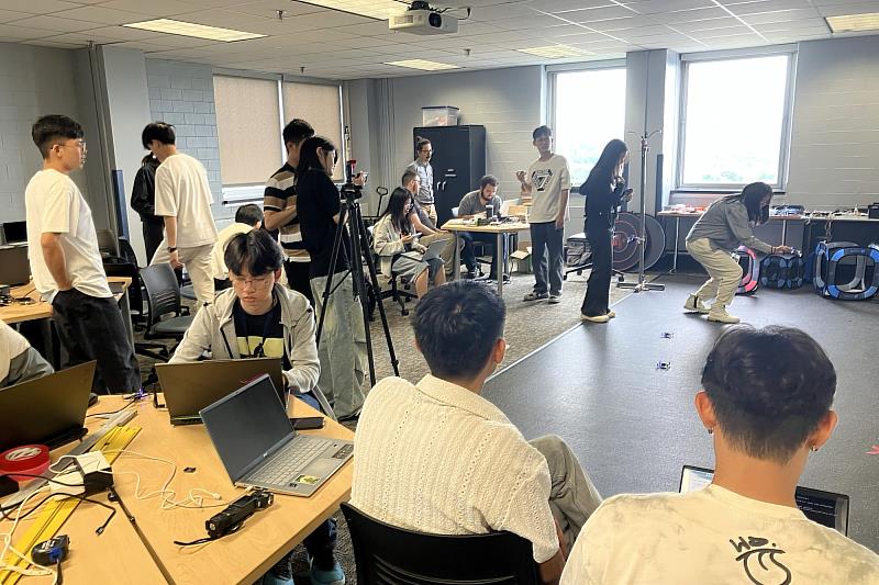 學員實戰無人機精準執行特定的動作指令與自主飛行任務。