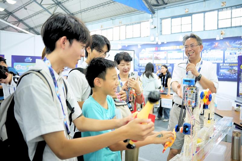中央大學水文與海洋科學研究所吳祚任教授演示「海邊來的大災難：失控的海水」主題展區，吸引許多大小朋友的目光。