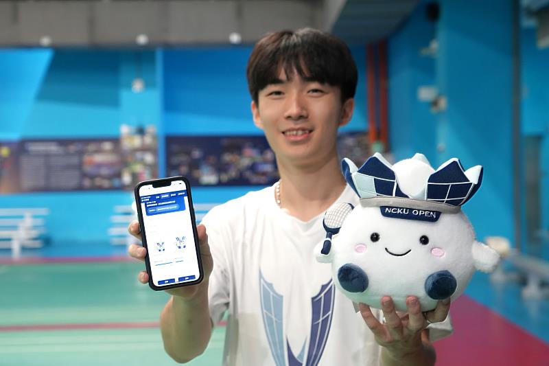 電機所碩一的杜彥澤是賽事AI數位服務平台構思與建置者，他特別感謝成大羽球校友會大力支持並挹注開發初期所需經費，讓賽事延續優良傳統之外也導入數位創新。
