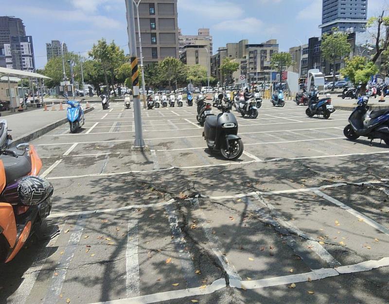 後站機車停車停車場鋪面老舊及樹根隆起。