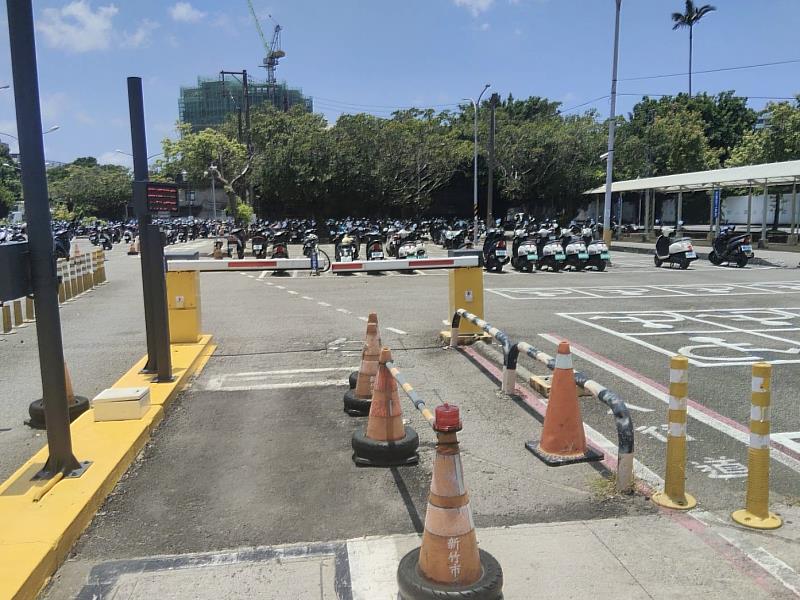 後站機車停車停車場鋪面老舊及樹根隆起。