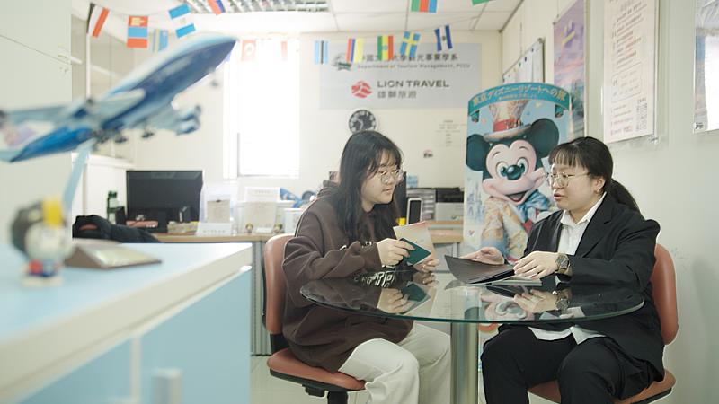 文化大學就業學程結合有薪工作訓練，累計860人次參與，並透過實習旅行社等場域，提供學生累積職場經驗與專業能力的機會。