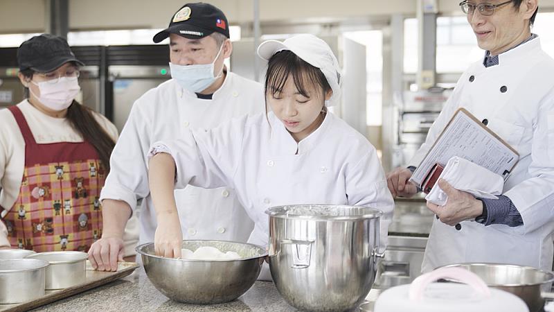 文化大學整合就業學程、企業合作與職涯輔導資源，環生學院家庭科學系透過烘焙課程開發有機健康餐食，培養學生實務能力，獲業界肯定。