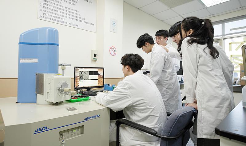 文化大學就業學程串聯68家次合作機構，邀集192位業界專業師資參與課程，強化學生產業實務能力。