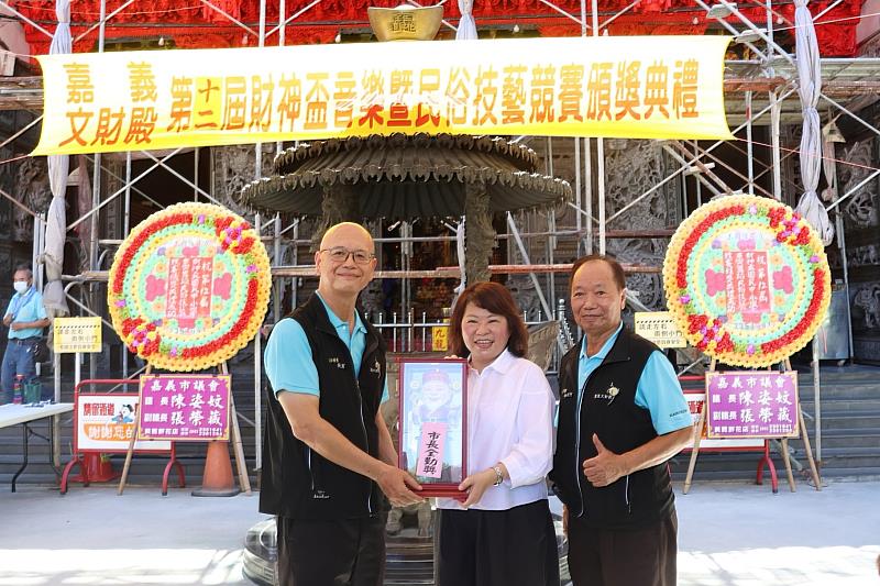 文財殿驚喜頒發全勤獎予黃敏惠市長。
