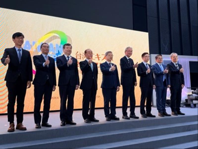 自左而右:經濟部產業發展署邱求慧署長(左1)、行政院馬永成政委(左2)、駐日代表處李逸洋大使(左3)、日本台灣交流協會谷崎泰明理事長(左4)、經濟部龔明鑫部長(左5)、日本台灣友好議員連盟古屋圭司會長(左6)、外貿協會黃志芳董事長(左7)、經濟部國際貿易署劉威亷署長(左8)、日本貿易振興機構高島大浩理事(左9)。