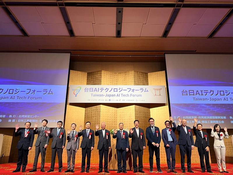 經濟部龔明鑫部長(左7)與日本半導體戰略推進議員聯盟榮譽會長甘利明(左6)及山際大志郎會長(左8)合影。