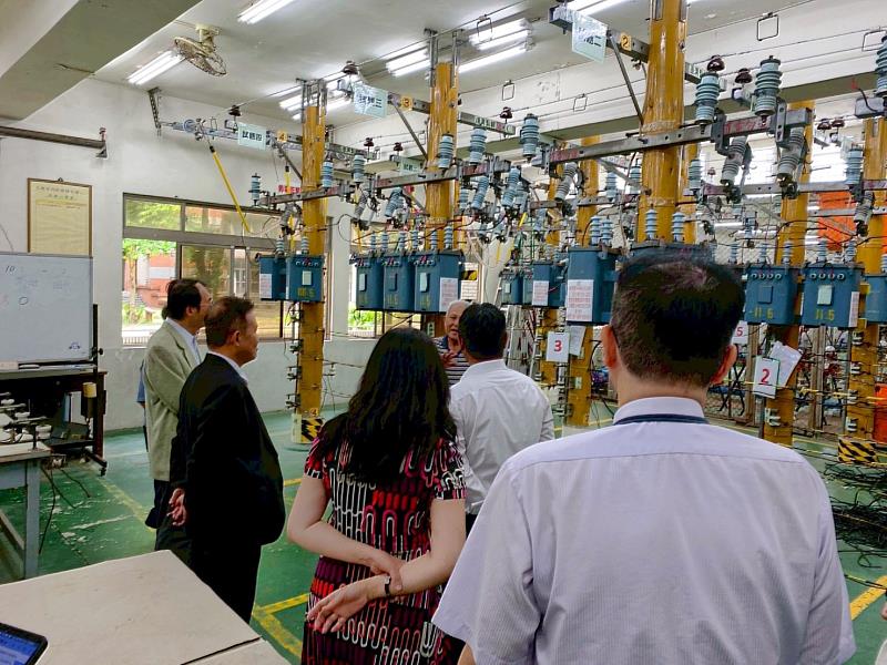 貴賓參訪電機工程系室內配線實習場,由鄭超元老師介紹室內配線第3站實作設備,展現學校扎實的教學資源。