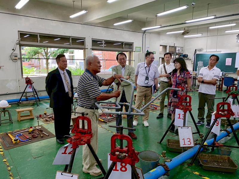 貴賓參訪自來水配管技能檢定考場,由鄭超元老師示範配管實作流程,介紹考場設備與技術人才培育特色。