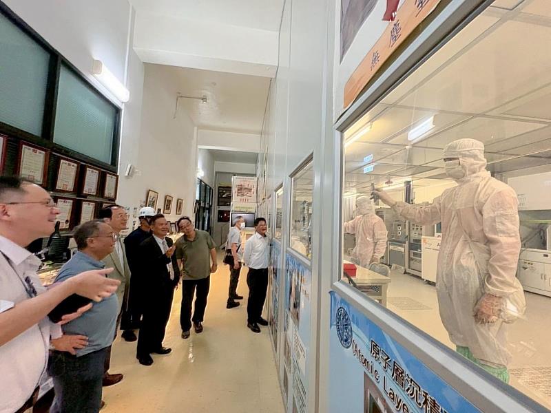 貴賓參訪聖約翰科大無塵室,透過隔離玻璃觀摩不停水施工技術示範,了解創新工法在高科技產業環境中的實際應用。