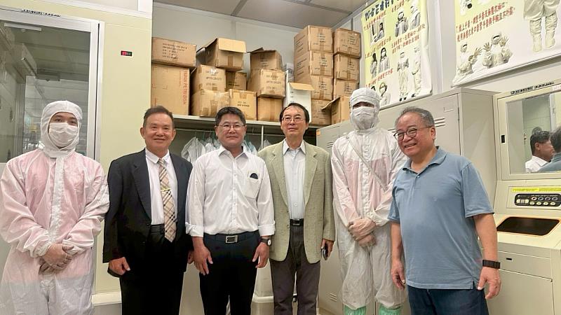 行政院及水利署貴賓造訪聖約翰科技大學,與在無塵室施工的祥泰水電員工合影。左起:范文順同學、劉飛龍博士、行政院談判代表黃中兆、水利署副署長王藝峰、武文康同學、何副校長。
