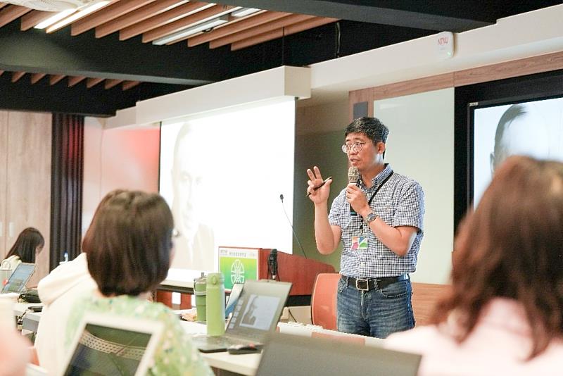 印永翔教授長期於管理學院課堂講授總體經濟學,學術涵養深厚。