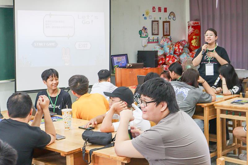 臺師大大傳所媒體素養營已持續舉辦第16年，每年皆依據不同偏鄉地區學生需求規劃課程內容。