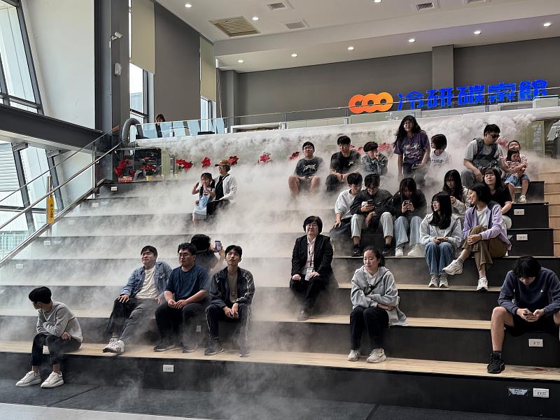 南華大學產職處帶領學生參訪嘉義鹿草馬稠後工業區的冷研碳索館,並體驗二氧化碳瀑布。